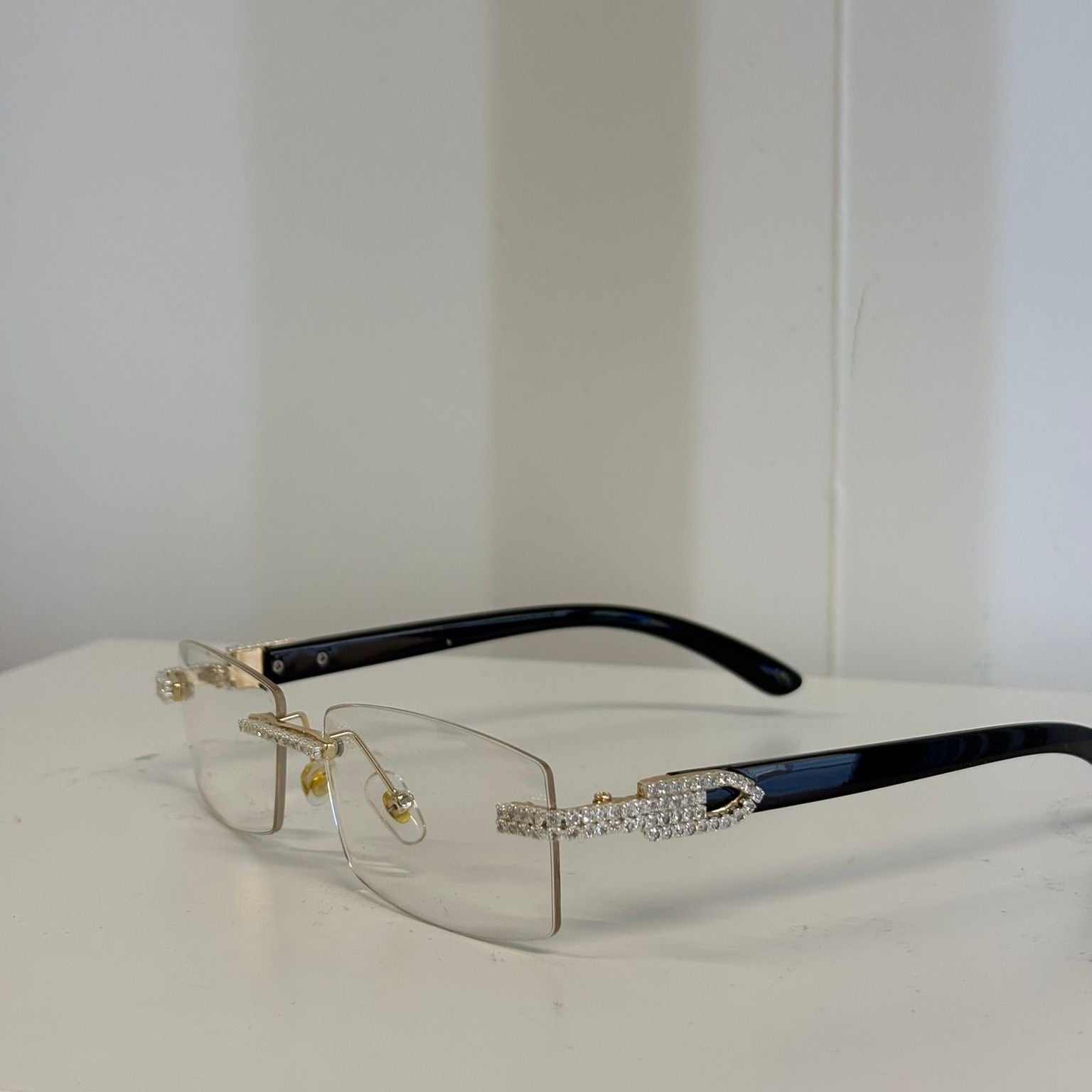 Gafas con incrustaciones de diamantes y lentes transparentes