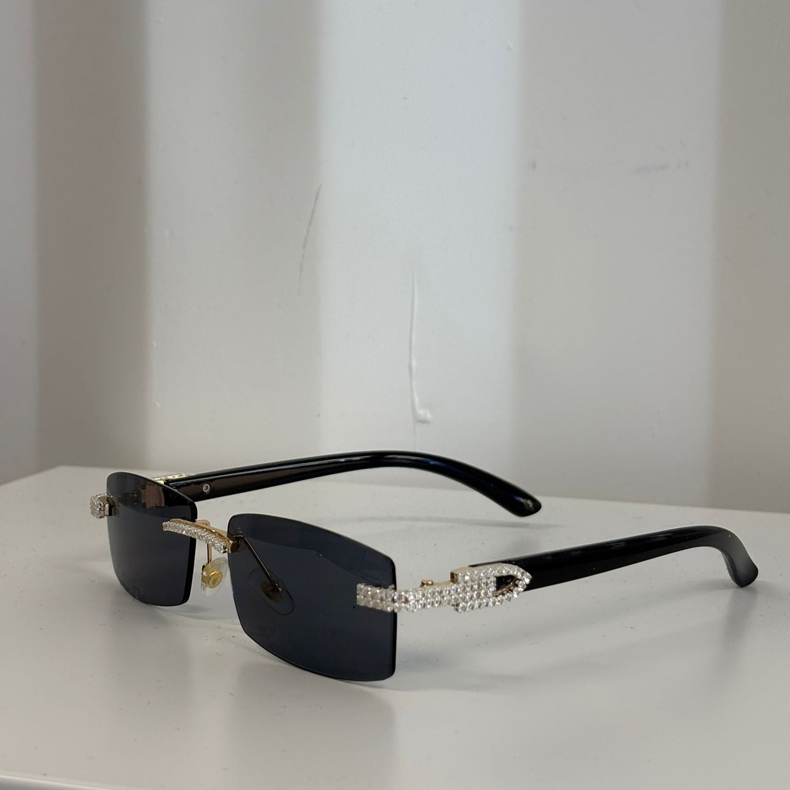 Diamond-embellished glasses, Black Lenses