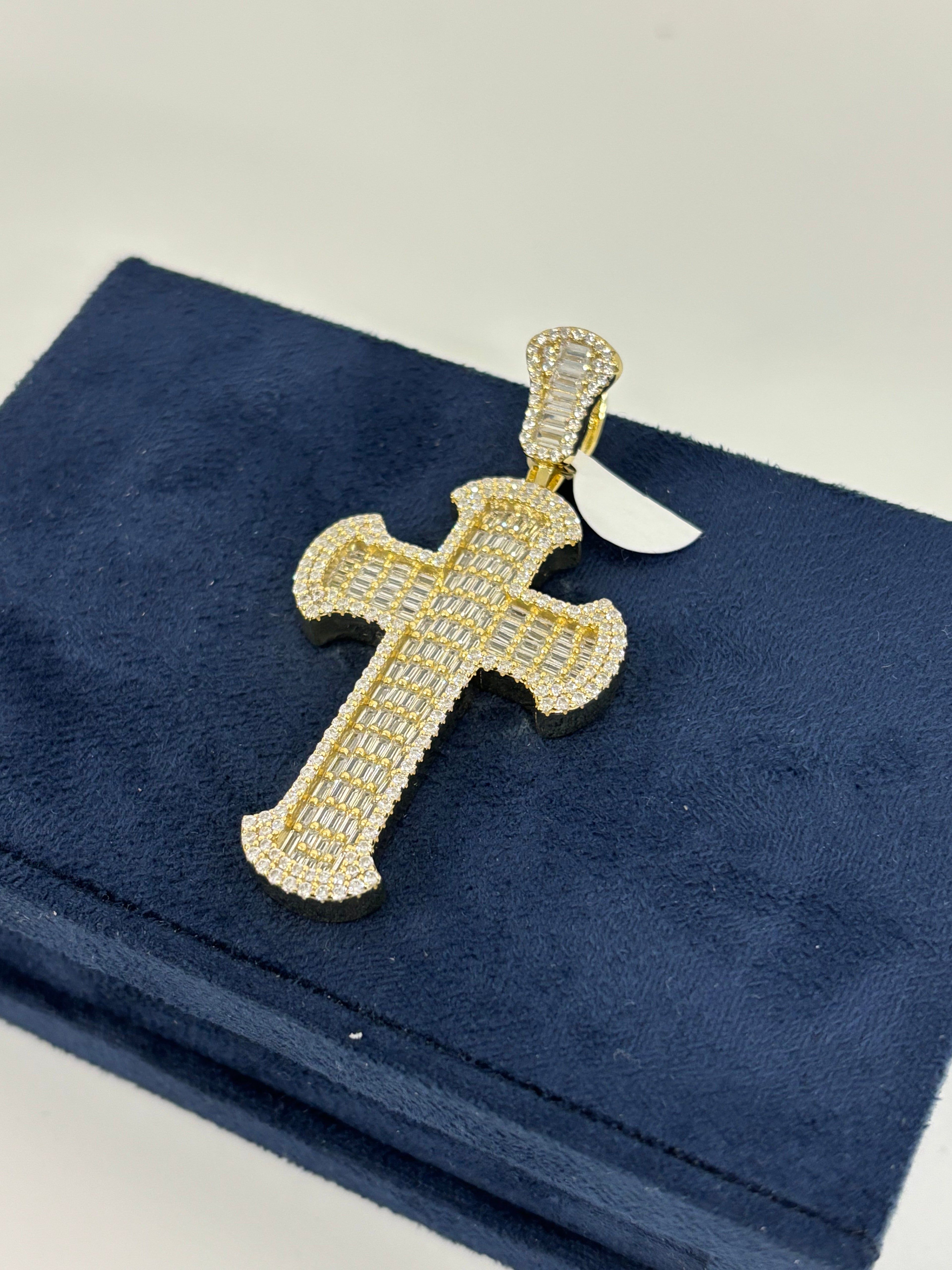 Cruz en oro con diamantes talla baguette